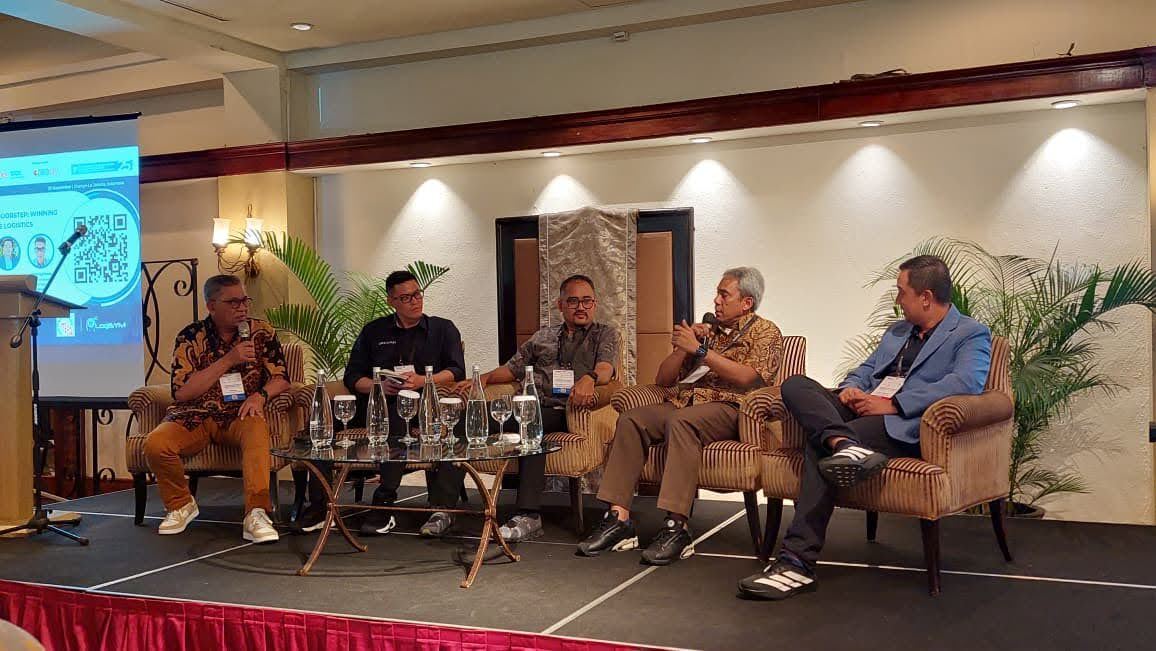 (Alvin Santoso, Geotab Business Development Manager discussing with fellow panelists at LogiSYM indonesia)